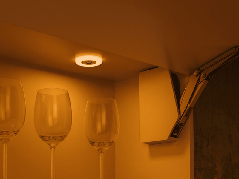 Luz LED redonda tipo dona Hafele con tono cálido, ideal para resaltar espacios interiores, repisas y gabinetes de cocina