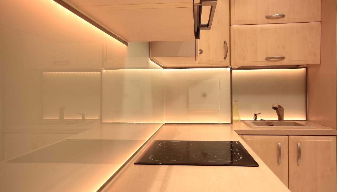 Luz led Hafele en cocinas integrales modernas