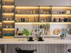 Iluminación funcional en muebles de cocina con cinta LED cálida Hafele 24V