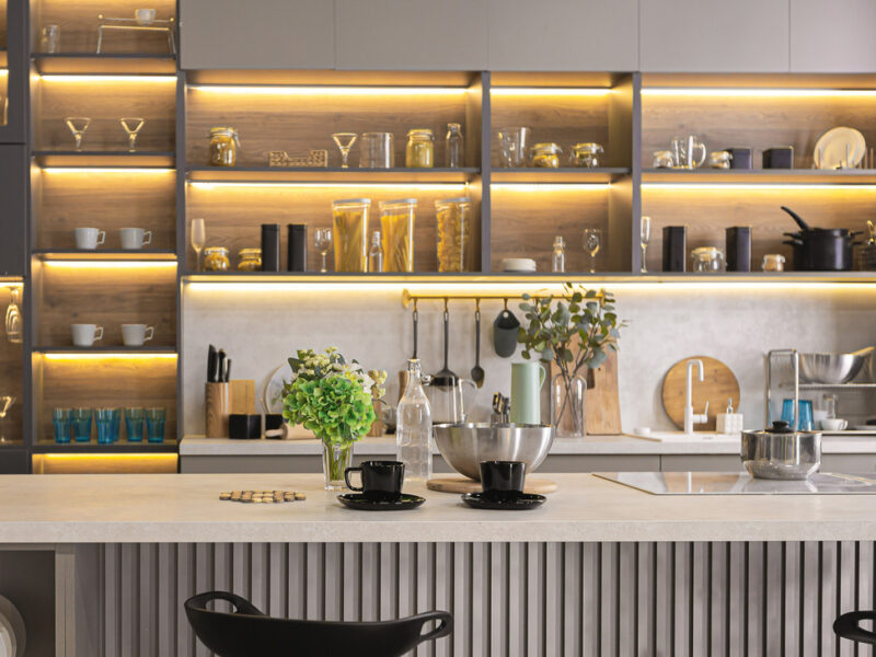 Iluminación funcional en muebles de cocina con cinta LED cálida Hafele 24V