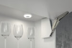 Luz LED redonda tipo dona Hafele con tono frio, ideal para resaltar espacios interiores, repisas y gabinetes de cocina