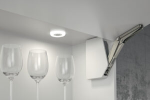 Luz LED redonda tipo dona Hafele con tono frio, ideal para resaltar espacios interiores, repisas y gabinetes de cocina