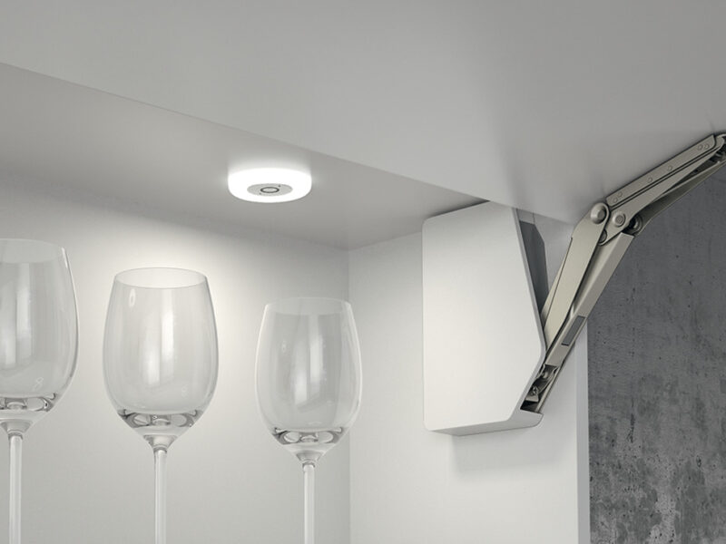 Luz LED redonda tipo dona Hafele con tono frio, ideal para resaltar espacios interiores, repisas y gabinetes de cocina