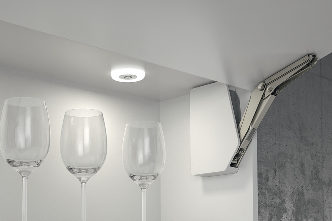 Luz LED redonda tipo dona Hafele con tono frio, ideal para resaltar espacios interiores, repisas y gabinetes de cocina