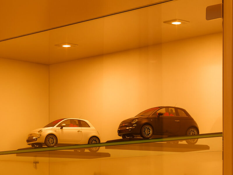 Spot LED empotrable Hafele instalado en vitrina de exhibición, iluminación blanco cálido para mobiliario comercial. OJO DE BUEY