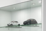 Spot LED empotrable Hafele instalado en vitrina de exhibición, iluminación blanca fría para mobiliario comercial. OJO DE BUEY