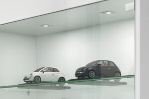 Spot LED empotrable Hafele instalado en vitrina de exhibición, iluminación blanca fría para mobiliario comercial